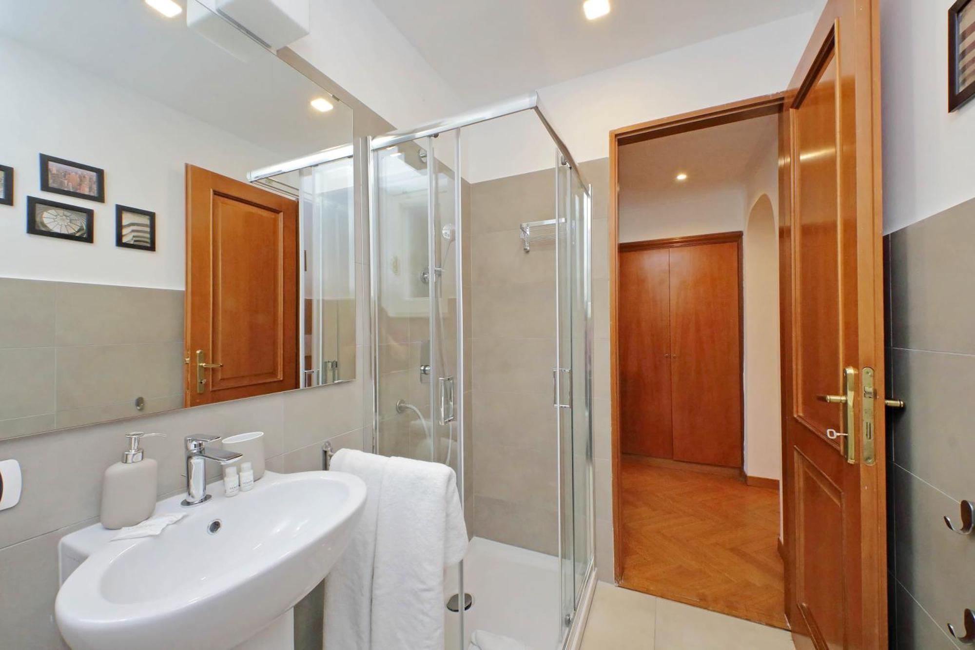 רומא Ych-Comfortable 2 Bedrooms Flat Near Colosseum מראה חיצוני תמונה