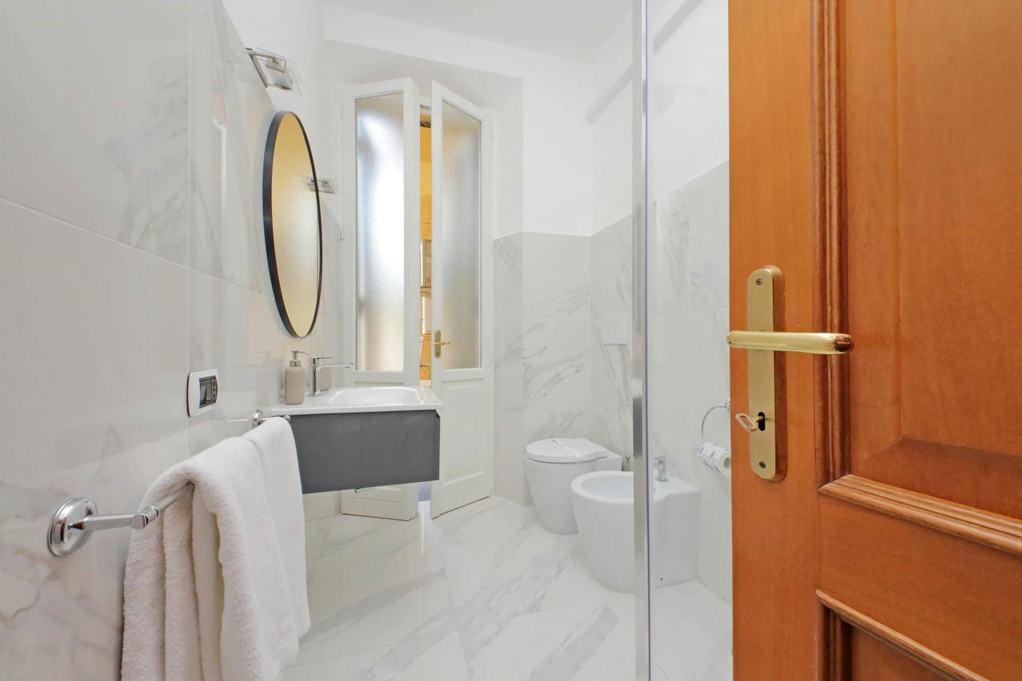 רומא Ych-Comfortable 2 Bedrooms Flat Near Colosseum מראה חיצוני תמונה